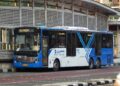 Satu unit bus Transjakarta mengeluarkan asap tebal dari bagian belakang kendaraan saat melintas di kawasan Bumi Perkemahan dan Graha Wisata Pramuka (Buperta), Cibubur.