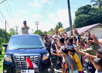 Warga Tapanuli Selatan saat menyambut kunjungan Presiden Prabowo Subianto pada Rabu siang, 31 Desember 2025. Foto : Setkab RI