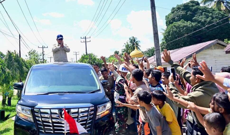 Warga Tapanuli Selatan saat menyambut kunjungan Presiden Prabowo Subianto pada Rabu siang, 31 Desember 2025. Foto : Setkab RI