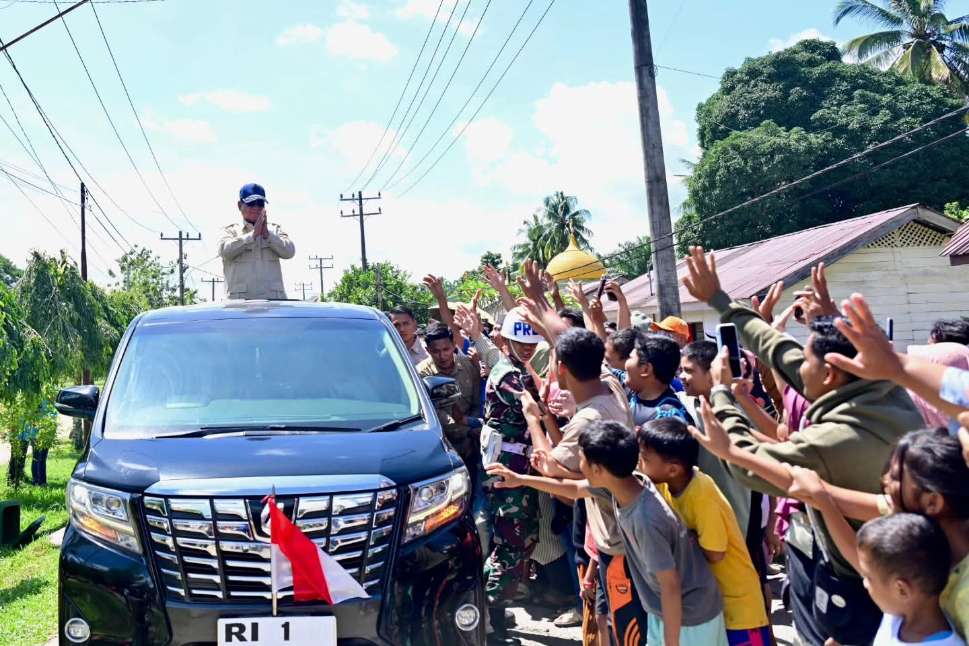 Warga Tapanuli Selatan saat menyambut kunjungan Presiden Prabowo Subianto pada Rabu siang, 31 Desember 2025. Foto : Setkab RI