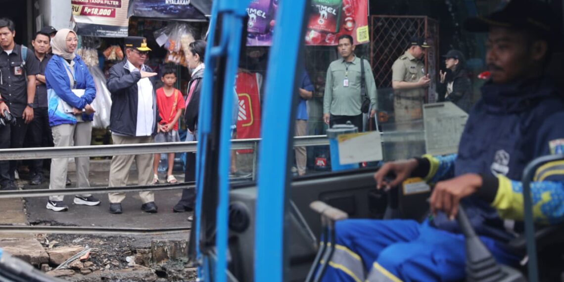 Gubernur DKI Jakarta Pramono Anung saat meninjau pengerukan di Kali Cakung Lama Rawa Indah, Cilincing, Jakarta Utara