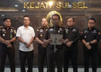 Kepala Kejaksaan Tinggi Sulawesi Selatan, Dr. Didik Farkhan Alisyahdi, saat memberikan keterangan pers terkait pengajuan pencekalan terhadap enam orang saksi kasus dugaan korupsi pengadaan bibit nanas senilai Rp60 miliar di Kantor Kejati Sulsel, Makassar, Selasa (30/12/2025).