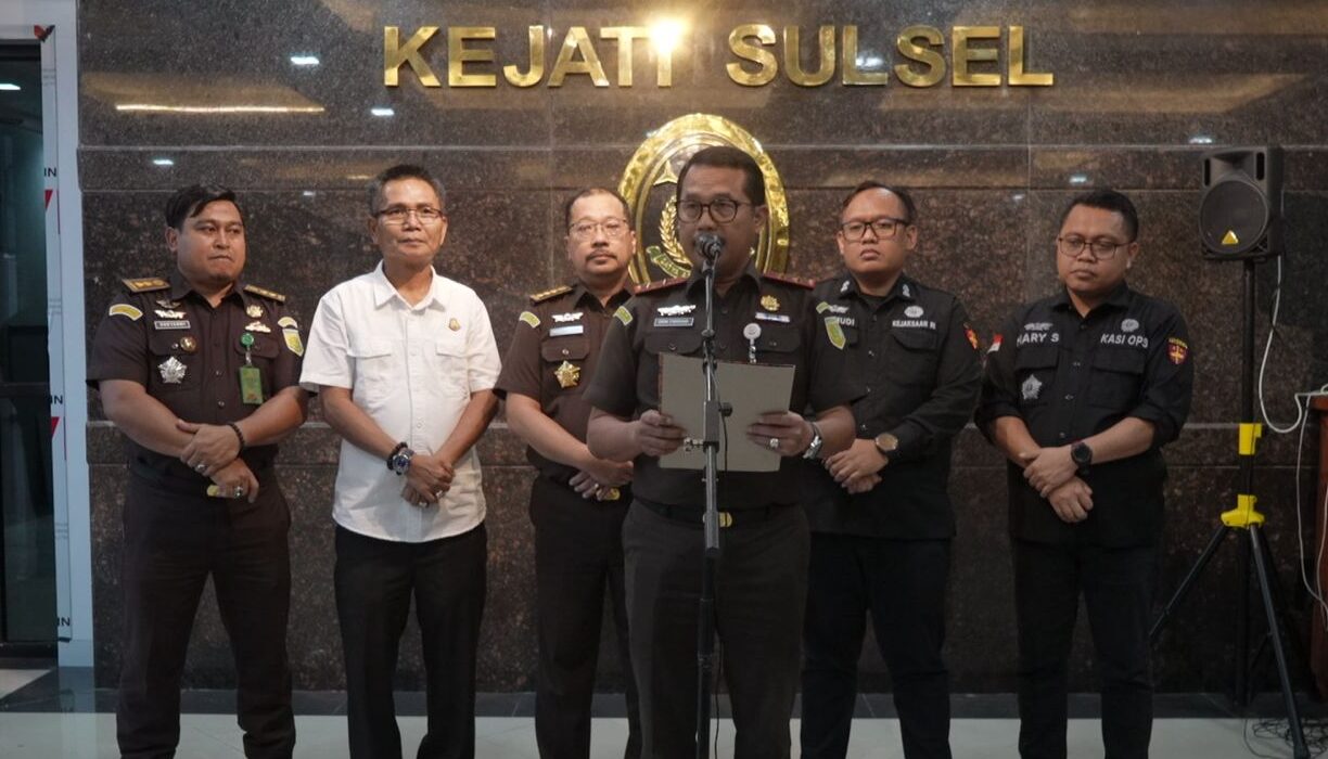 Kepala Kejaksaan Tinggi Sulawesi Selatan, Dr. Didik Farkhan Alisyahdi, saat memberikan keterangan pers terkait pengajuan pencekalan terhadap enam orang saksi kasus dugaan korupsi pengadaan bibit nanas senilai Rp60 miliar di Kantor Kejati Sulsel, Makassar, Selasa (30/12/2025).