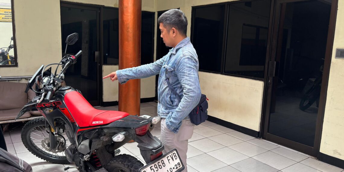 Motor pelaku kejahatan pecah kaca di Cempaka Putih Timur, Jakarta Pusat (foto: Wong)