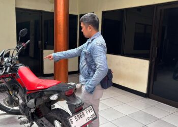 Motor pelaku kejahatan pecah kaca di Cempaka Putih Timur, Jakarta Pusat (foto: Wong)