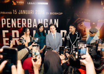 Aktris Nadya Arina memerankan Tiara, pramugari muda yang terjebak hubungan manipulatif dengan Kapten Deva (Jerome Kurnia) dalam film Penerbangan Terakhir produksi VMS Studio, yang mulai tayang serentak di bioskop pada 15 Januari 2026.