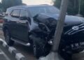 Mobil SUV Toyota Fortuner ringsek usai menabrak tiang lampu lalu lintas di kawasan Bundaran Patung Kuda, Jalan Medan Merdeka Barat, Jakarta Pusat, Jumat (16/1/2026).