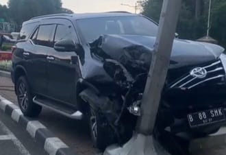 Mobil SUV Toyota Fortuner ringsek usai menabrak tiang lampu lalu lintas di kawasan Bundaran Patung Kuda, Jalan Medan Merdeka Barat, Jakarta Pusat, Jumat (16/1/2026).