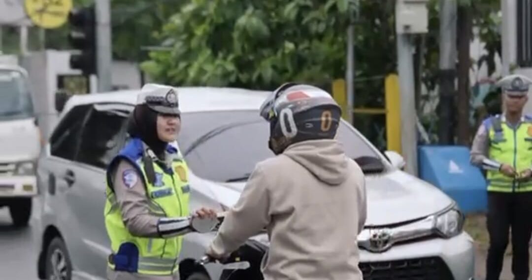 Cegah Kecelakaan, Polisi Beri Teguran Bagi Pengendara Lawan Arus di Lebak Bulus 