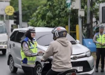 Cegah Kecelakaan, Polisi Beri Teguran Bagi Pengendara Lawan Arus di Lebak Bulus 