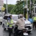 Cegah Kecelakaan, Polisi Beri Teguran Bagi Pengendara Lawan Arus di Lebak Bulus 