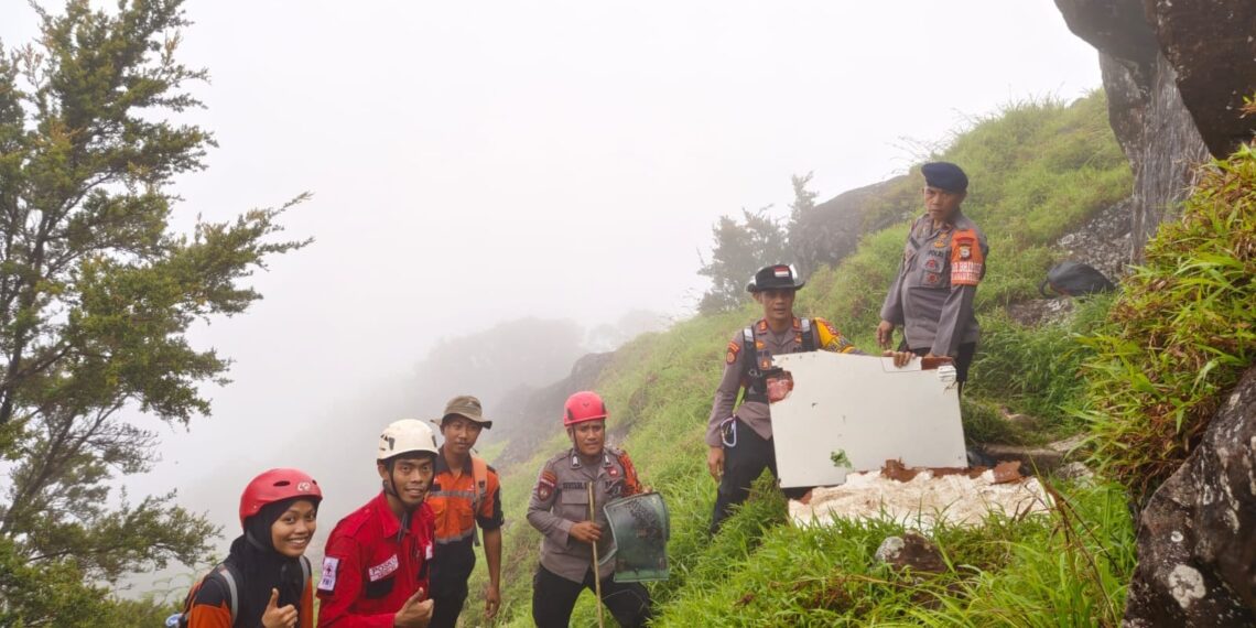 Hari ke-2 Pencarian, Tim SAR Gabungan Temukan Puing Pesawat ATR 42-500 di Gunung Bulusaraung