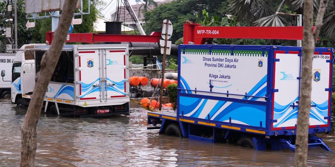 Petugas mengoperasikan pompa air untuk menyedot genangan banjir di kawasan Gunung Sahari, Jakarta Utara, akibat hujan deras yang mengguyur wilayah tersebut.
