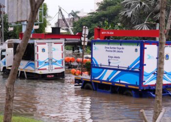 Petugas mengoperasikan pompa air untuk menyedot genangan banjir di kawasan Gunung Sahari, Jakarta Utara, akibat hujan deras yang mengguyur wilayah tersebut.