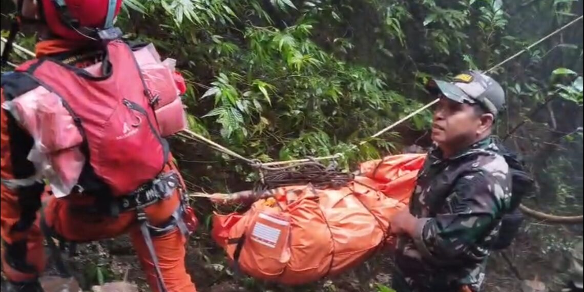 Evakuasi Pesawat ATR 42-500 di Tebing Bulusaraung, Tim SAR Harus Terjang Medan Ekstrem