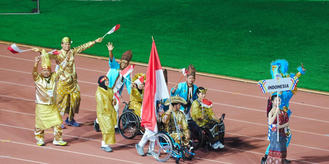 Kontingen Indonesia tampil memukau saat defile pembukaan ASEAN Para Games ke-13 di Thailand dengan mengenakan busana adat Nusantara.