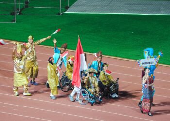 Kontingen Indonesia tampil memukau saat defile pembukaan ASEAN Para Games ke-13 di Thailand dengan mengenakan busana adat Nusantara.