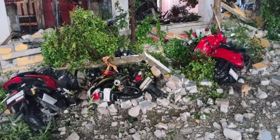 Atap GOR Serdang Kemayoran Rubuh, Timpa 11 Motor dan Satu Ambulans