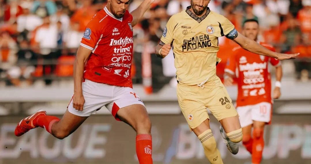 J. Raven pembuka keran gol Bali United saat menghadapi Semen Padang (Foto: Instagram Bali United)