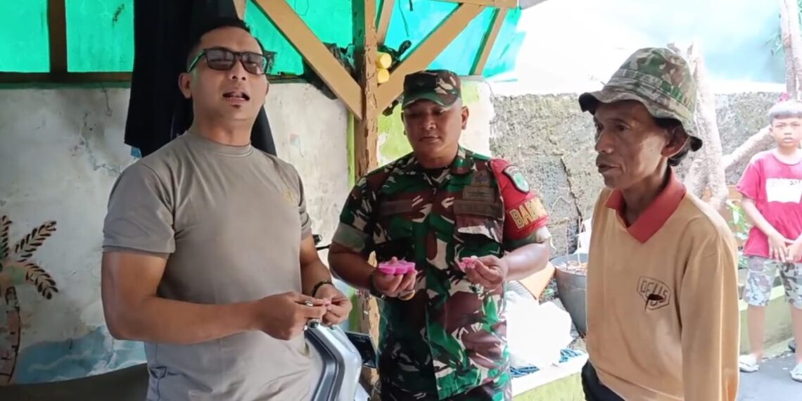 Anggota TNI-Polri Temukan Kakek Penjual Makanan Jadul Berbahan Spons Bedak