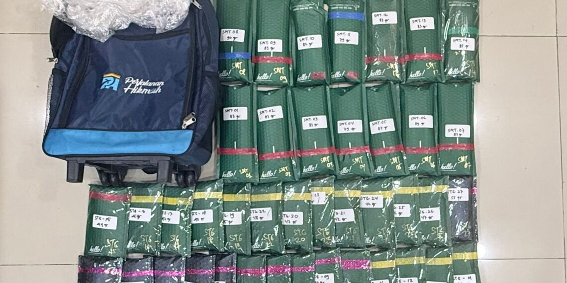 Barang bukti 41 paket ganja yang akan dikirim dengan menggunakan resi palsu. Foto: Humas PMJ