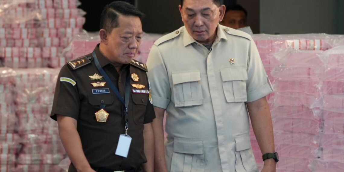 Jaksa Agung Muda Tindak Pidana Khusus (Jampidsus) bersama jajaran dan Satgas Penertiban Kawasan Hutan (PKH) telah menyerahkan uang sebesar Rp 6,6 triliun ke negara melalui Menteri Keuangan dan disaksikan langsung oleh Presiden Prabowo Subianto.