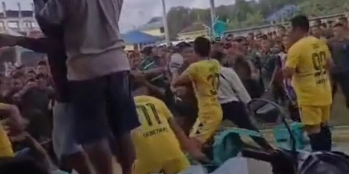 Bentrokan pecah antara prajurit TNI Batalyon Infanteri (Yonif) Teritorial Pembangunan 871/La Maindo melawan personil Brimob B Pelopor Batauga Polda Sulawesi Tenggara (Sultra), di Lapangan Sepakbola Lakarada, Kelurahan Lakambau, Kecamatan Masiri, Kabupaten Buton Selatan (Busel), Minggu (4/1/2026) sore. (Foto: potongan video)