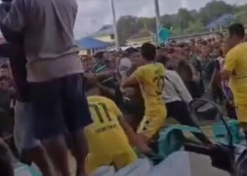 Bentrokan pecah antara prajurit TNI Batalyon Infanteri (Yonif) Teritorial Pembangunan 871/La Maindo melawan personil Brimob B Pelopor Batauga Polda Sulawesi Tenggara (Sultra), di Lapangan Sepakbola Lakarada, Kelurahan Lakambau, Kecamatan Masiri, Kabupaten Buton Selatan (Busel), Minggu (4/1/2026) sore. (Foto: potongan video)