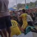 Bentrokan pecah antara prajurit TNI Batalyon Infanteri (Yonif) Teritorial Pembangunan 871/La Maindo melawan personil Brimob B Pelopor Batauga Polda Sulawesi Tenggara (Sultra), di Lapangan Sepakbola Lakarada, Kelurahan Lakambau, Kecamatan Masiri, Kabupaten Buton Selatan (Busel), Minggu (4/1/2026) sore. (Foto: potongan video)