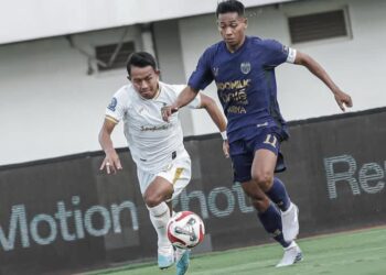 Kapten Persita M Toha saat mencoba melewati pemain Bhayangkara FC. Di pekan 19 nanti Persita Harus menghadapi Persija di Laga Lanjutan Liga Indonesia (IG Persita)