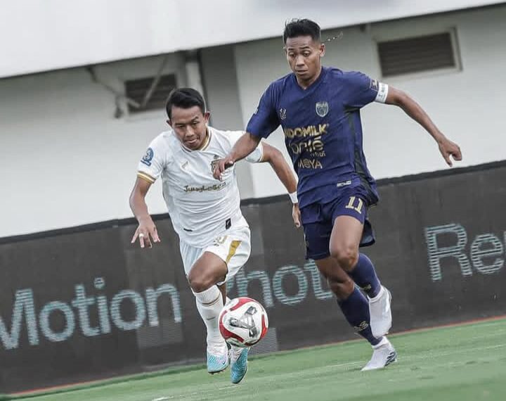 Kapten Persita M Toha saat mencoba melewati pemain Bhayangkara FC. Di pekan 19 nanti Persita Harus menghadapi Persija di Laga Lanjutan Liga Indonesia (IG Persita)