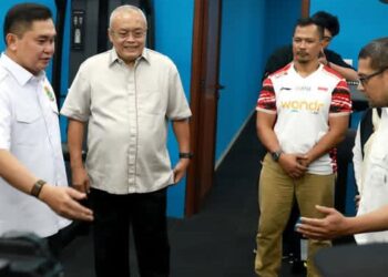 Ketum PBSI Fadil Imran saat menerima dukungan dari Kemenpora berupa Alat Gym dan sport science (Ig PBSI)
