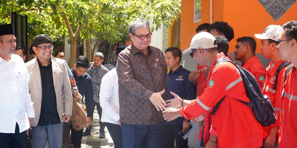 Menteri Koordinator Bidang Perekonomian Airlangga Hartarto dalam Seminar Nasional Transisi Energi Berkeadilan dan Peluang Green Jobs serta Green Economy di Universitas Balikpapan, Kalimantan Timur, Selasa (27/1/2026).