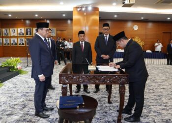 Menteri perdagangan Budi Santoso menlantik 14 pejabat (foto Humas Kemendag)