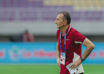 Pelatih Persis Solo Milomir Seslija gagal bawa timnya menang melawan Borneo (foto : IG)