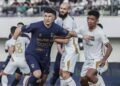Pemain Persita Rayco Rodriguez mencoba menghindari penjagaan pemain Bhayangkara FC. Dalam laga itu kedua tim bermain imbang 1 - 1 (foto : Ig Persita)