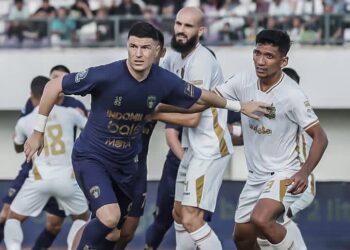 Pemain Persita Rayco Rodriguez mencoba menghindari penjagaan pemain Bhayangkara FC. Dalam laga itu kedua tim bermain imbang 1 - 1 (foto : Ig Persita)