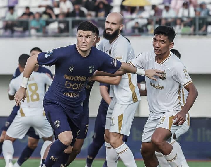 Pemain Persita Rayco Rodriguez mencoba menghindari penjagaan pemain Bhayangkara FC. Dalam laga itu kedua tim bermain imbang 1 - 1 (foto : Ig Persita)