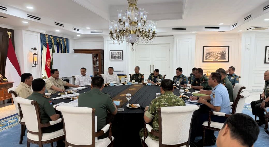 Presiden Prabowo Subianto melakukan pertemuan rutin bersama sejumlah pejabat utama Tentara Nasional Indonesia (TNI) di Istana Merdeka. (Foto: BPMI Setpres)