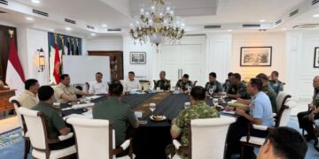Presiden Prabowo Subianto melakukan pertemuan rutin bersama sejumlah pejabat utama Tentara Nasional Indonesia (TNI) di Istana Merdeka. (Foto: BPMI Setpres)