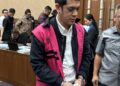Terdakwa Muhammad Kerry Adrianto Riza menjalani persidangan