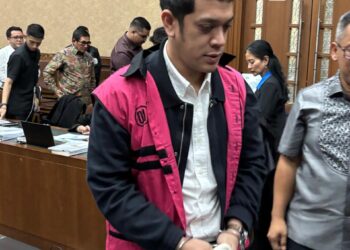 Terdakwa Muhammad Kerry Adrianto Riza menjalani persidangan