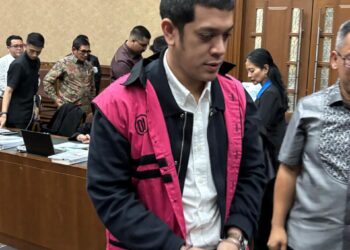 Terdakwa Muhammad Kerry Adrianto Riza menjalani persidangan