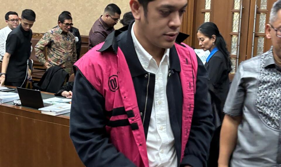 Terdakwa Muhammad Kerry Adrianto Riza menjalani persidangan
