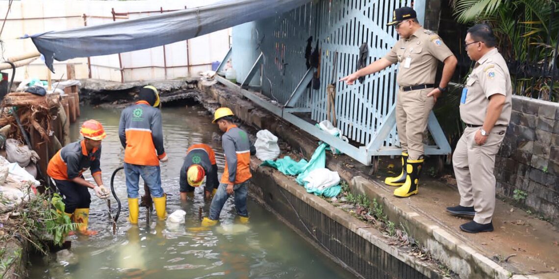 Wali Kota Jakarta Pusat, Arifin mengecek saluran air di Mangga Dua