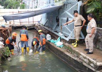 Wali Kota Jakarta Pusat, Arifin mengecek saluran air di Mangga Dua