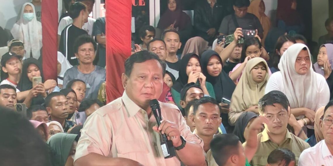 Presiden Prabowo Subianto menghabiskan malam pergantian Tahun Baru 2026 bersama pengungsi korban banjir bandang dan tanah longsor di Kabupaten Tapanuli Selatan, Sumatera Utara, Rabu (31/12/2025) malam hingga Kamis (1/1/2026) dini hari.