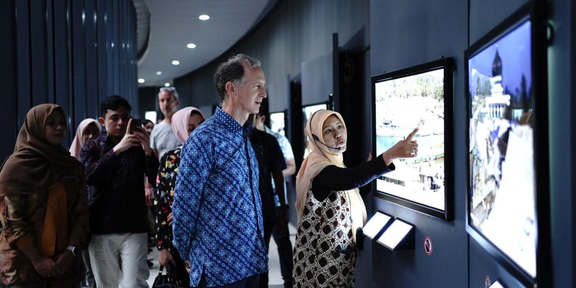 Wisatawan memadati salah satu destinasi unggulan di Aceh. Sepanjang Januari–November 2025, kunjungan wisata ke Aceh tercatat menembus 18,3 juta perjalanan.(Foto : ist)