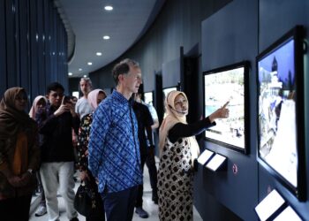 Wisatawan memadati salah satu destinasi unggulan di Aceh. Sepanjang Januari–November 2025, kunjungan wisata ke Aceh tercatat menembus 18,3 juta perjalanan.(Foto : ist)