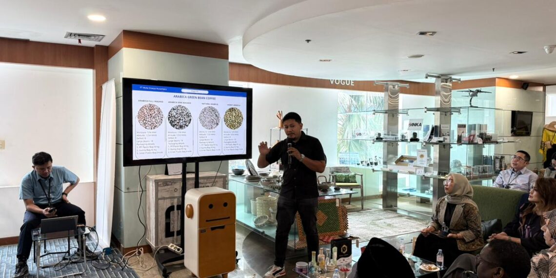 Direktur Jenderal Pengembangan Ekspor Nasional Kemendag Fajarini Puntodewi (tengah) bersama para perwakilan negara mitra dan pelaku usaha Indonesia saat forum jejaring bisnis ekspor di Jakarta, Kamis (15/1).